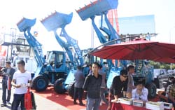 山东中煤集团多款大型机械装备亮相2015年全国建筑机械交易会