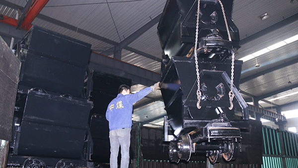 中煤集团一批新型翻斗式矿车发往陕西榆林