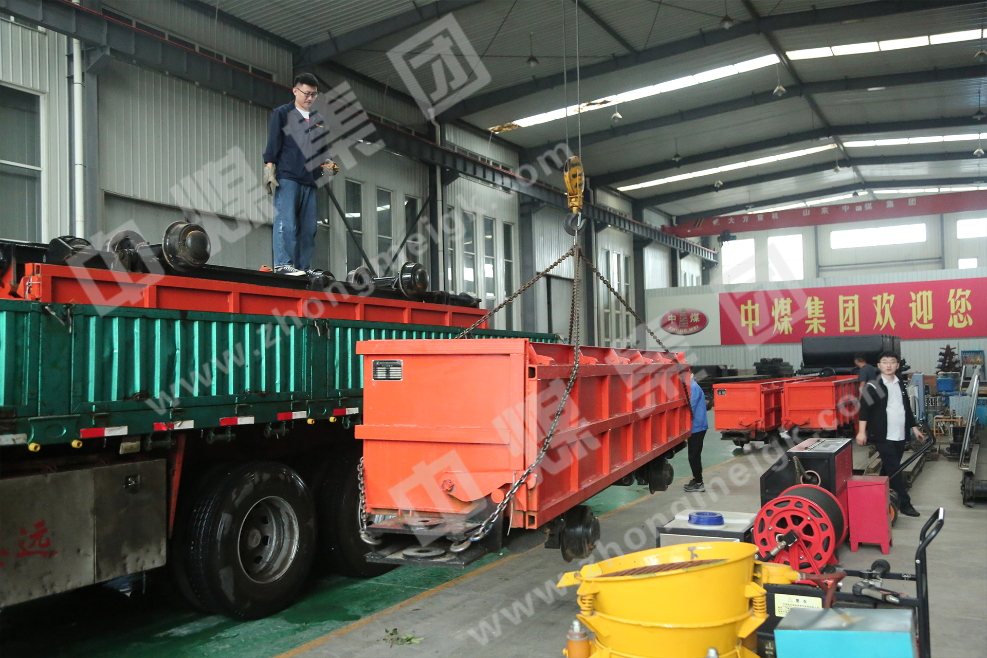 中煤集团一批改型侧卸式矿车发往湖南