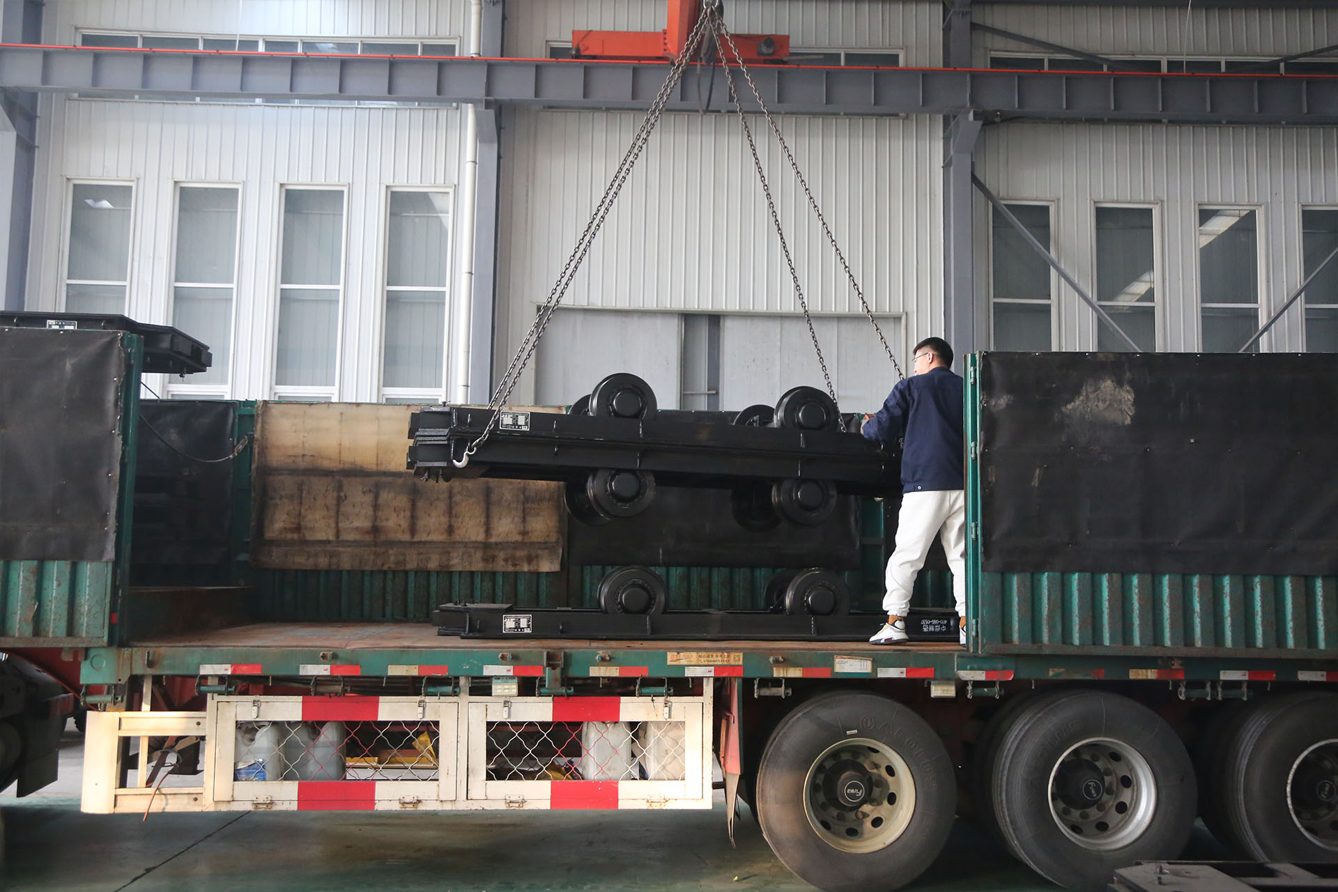 中煤集团一批矿用平板车发往新疆